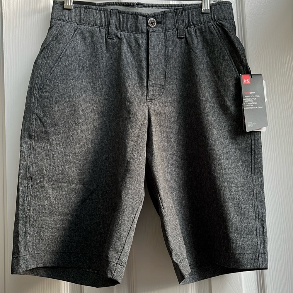 Under Armour Men’s Golf Shorts. Heather grey. Size 30. Inseam 10.5”.
